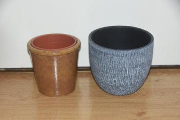 2 Bloempotten - grijze terracotta & bruin geglazuurde beschikbaar voor biedingen