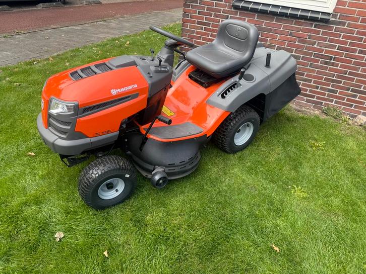 Husqvarna TC 138 L zitmaaier achtervanger DEMO!, Tuin en Terras, Zitmaaiers, Zo goed als nieuw, 90 tot 120 cm, Elektrische starter