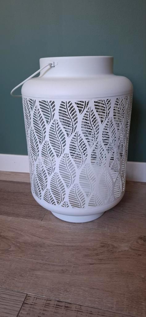 Windlicht / Lantaarn Wit Metaal Bladmotief, Huis en Inrichting, Woonaccessoires | Kandelaars en Kaarsen, Zo goed als nieuw, Kaars
