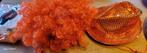 Oranje krullenpruik en 2 oranje hoedjes, Kleding | Dames, Nieuw, Ophalen of Verzenden, Oranje of Koningsdag