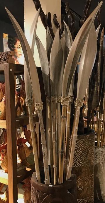 Bamboe sierstok tak met bananenblad erop beschikbaar voor biedingen