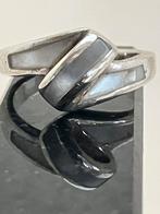 Zilveren ring met parelmoer, 18 tot 19, Ophalen of Verzenden, Zo goed als nieuw, Dame