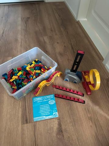 Dominostenen en domino express track creator beschikbaar voor biedingen