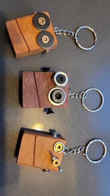 Unieke Sleutelhangers - Handgemaakt - Hout&Schroeven - Robot beschikbaar voor biedingen