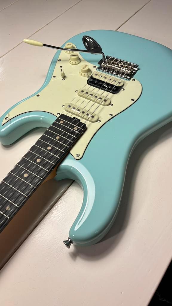 Eko Aire Strat in Daphne Blue en Olympic White, Muziek en Instrumenten, Snaarinstrumenten | Gitaren | Elektrisch, Nieuw, Solid body