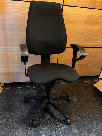 Ergonomische bureaustoel beschikbaar voor biedingen