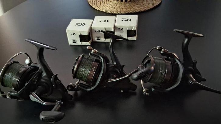 Daiwa Cast'izm BR 25A Molen 3x  dit is duurder type, Watersport en Boten, Hengelsport | Karpervissen, Zo goed als nieuw, Molen