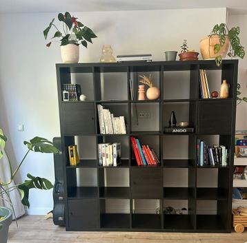 Black Kallax shelves with 4 doors beschikbaar voor biedingen