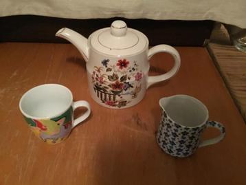 Leuke kleine theepot, melkkan, theekopje beschikbaar voor biedingen