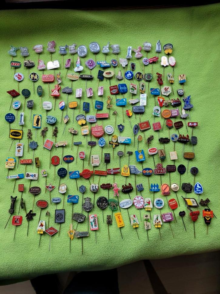 Ongeveer 200 vintage reclame speldjes, Verzamelen, Speldjes, Pins en Buttons, Gebruikt, Overige onderwerpen, Ophalen of Verzenden