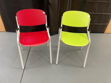 Praktische stoelen beschikbaar voor biedingen