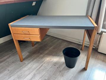 Vintage bureau in jaren 50-60 stijl beschikbaar voor biedingen