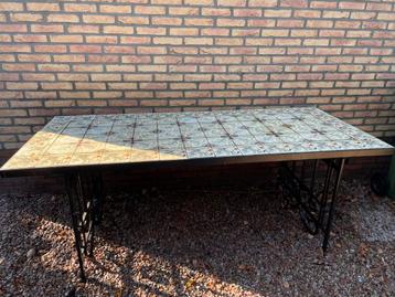 Grote tuintafel /keramische tegels /smeedijzeren onderstel beschikbaar voor biedingen