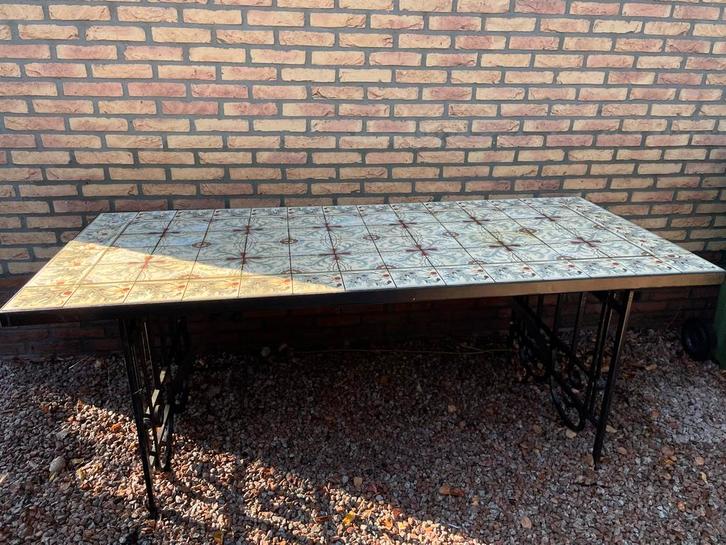 Grote tuintafel /keramische tegels /smeedijzeren onderstel, Tuin en Terras, Tuintafels, Gebruikt, Rechthoekig, Metaal, Ophalen