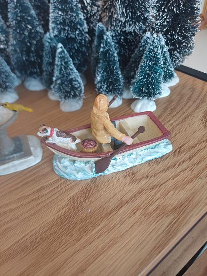Lemax kerstdorp figuur in bootje, Diversen, Kerst, Gebruikt, Ophalen of Verzenden