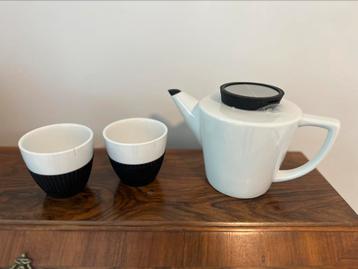 Porceleinen Theepot + 2 kopjes beschikbaar voor biedingen
