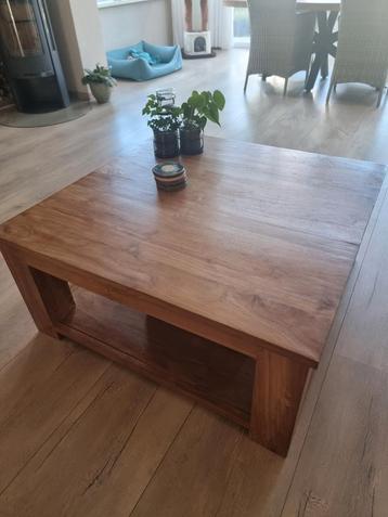 Teak houten salontafel beschikbaar voor biedingen