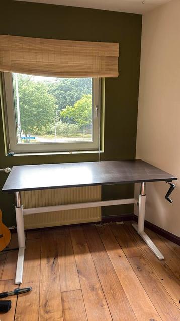 Verstelbaar bureau. T.E.A.B.