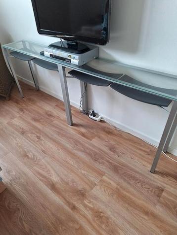 Glazen sidetables beschikbaar voor biedingen