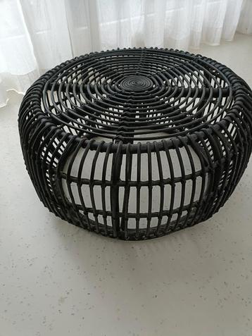 zwart Rotan bijzet- of planten tafel beschikbaar voor biedingen