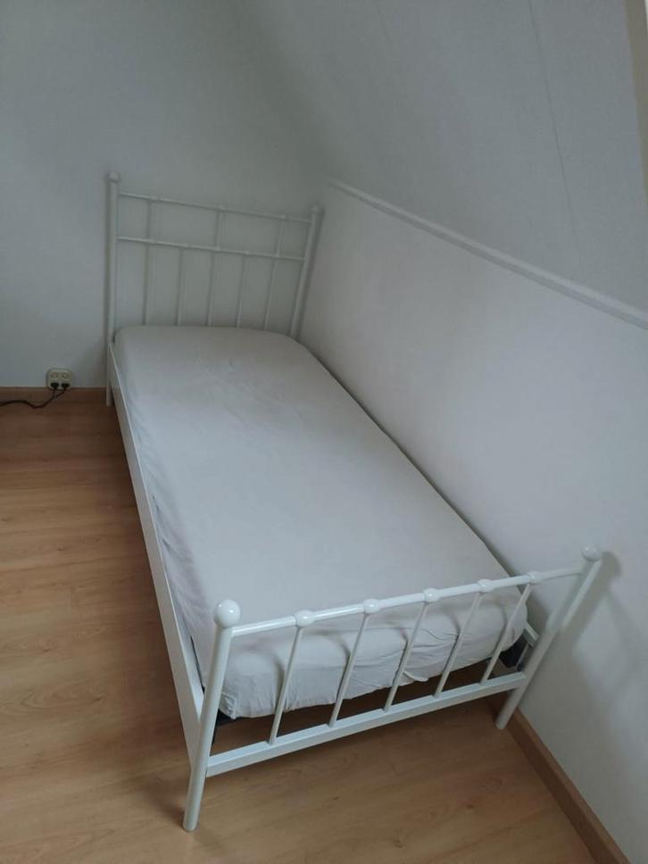 Eenpersoonsbed 90x200 met lattenbodem (en matras), Huis en Inrichting, Slaapkamer | Matrassen en Bedbodems, Zo goed als nieuw