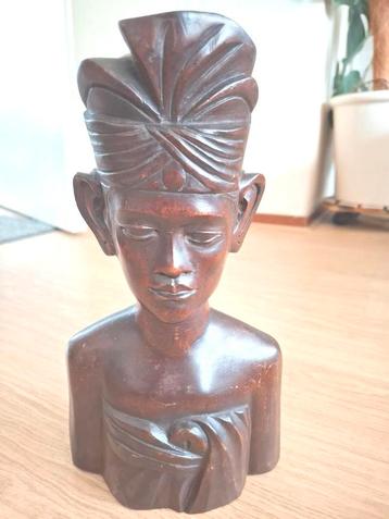 Indische Balinese man (Nederlands-Indie) beschikbaar voor biedingen