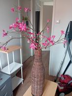 Mooie rotan vaas met mooie kunstbloemen hoog, Ophalen of Verzenden, Zo goed als nieuw