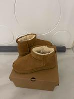 UGGS Mini Classic Laarsjes - Maat 39 - Lichtbruin, Ophalen of Verzenden, Zo goed als nieuw, Meisje, Laarsjes
