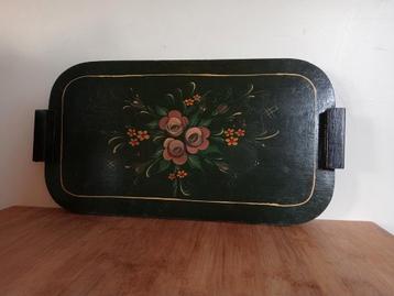 Houten dienblad met bloemen beschikbaar voor biedingen