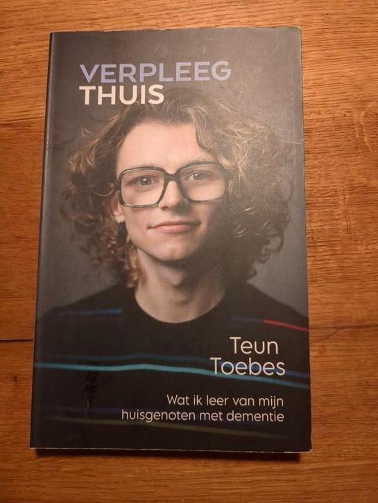 Verpleegthuis van Teun Toebes, Boeken, Overige Boeken, Gelezen, Ophalen of Verzenden