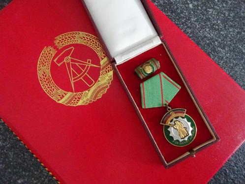 DDR:  Ehrenzeichen medaille Volkspolizei, Verzamelen, Militaria | Algemeen, Landmacht, Embleem of Badge, Duitsland, Ophalen of Verzenden