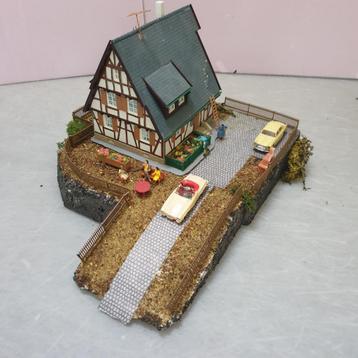 Diorama woonhuis H0 met oprit etc. beschikbaar voor biedingen