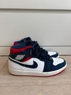 Air Jordan 1 Mid - Blauw/Wit/Rood maat 43, Kleding | Heren, Schoenen, Blauw, Air Jordan, Ophalen of Verzenden, Sneakers of Gympen