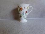 Mok op voet Wilde Bloemen Iris 1999 Janneke Brinkman JBS, Huis en Inrichting, Keuken | Servies, Ophalen of Verzenden, Zo goed als nieuw