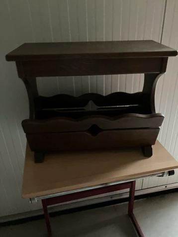 Houten krantenbakje beschikbaar voor biedingen