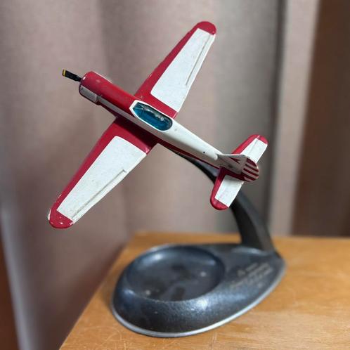 Vintage Sovjet Bureausouvenir – Sportvliegtuigmodel JAK-18P, Antiek en Kunst, Curiosa en Brocante, Ophalen of Verzenden
