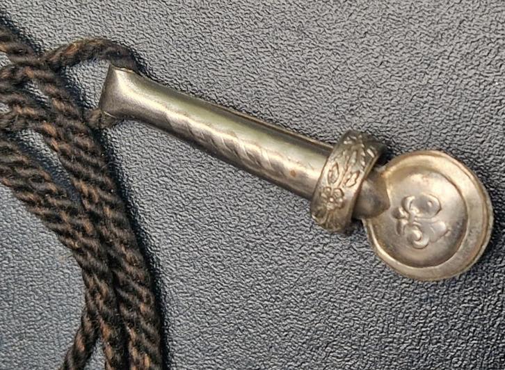 Mooie Oude padvinderij UNIFORM onderscheidingsklem???, Verzamelen, Scouting, Gebruikt, Embleem, Speld of Insigne, Ophalen of Verzenden
