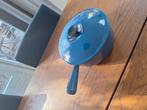 Le creuset maat 22 fonduepan in blauw, Huis en Inrichting, Ophalen of Verzenden, Gebruikt, Gietijzer