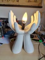 Witte aardewerken handen lamp. Hoogte 39 cm, Ophalen, Overige materialen, Gebruikt, Design