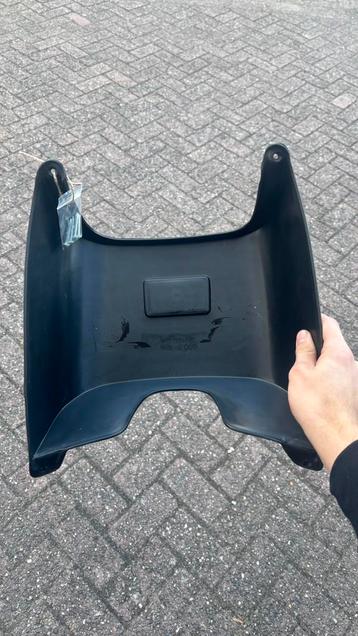 Piaggio typhoon handschoenenvak beenschild kap opbergvak beschikbaar voor biedingen