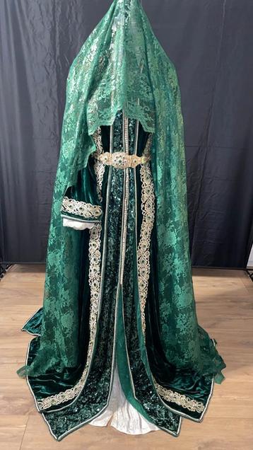 Prachtige Henna Bruidsjurk beschikbaar voor biedingen