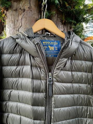 WOOLRICH donsjas olijf mtL M/V €100- TIEN concepts Instagram beschikbaar voor biedingen