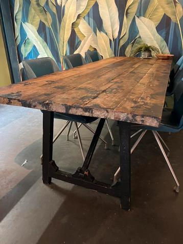 Eetkamertafel beschikbaar voor biedingen