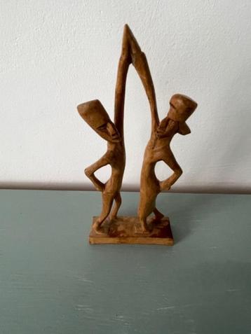 Klein oud houten Afrikaans beeldje. Dansende man en vrouw   