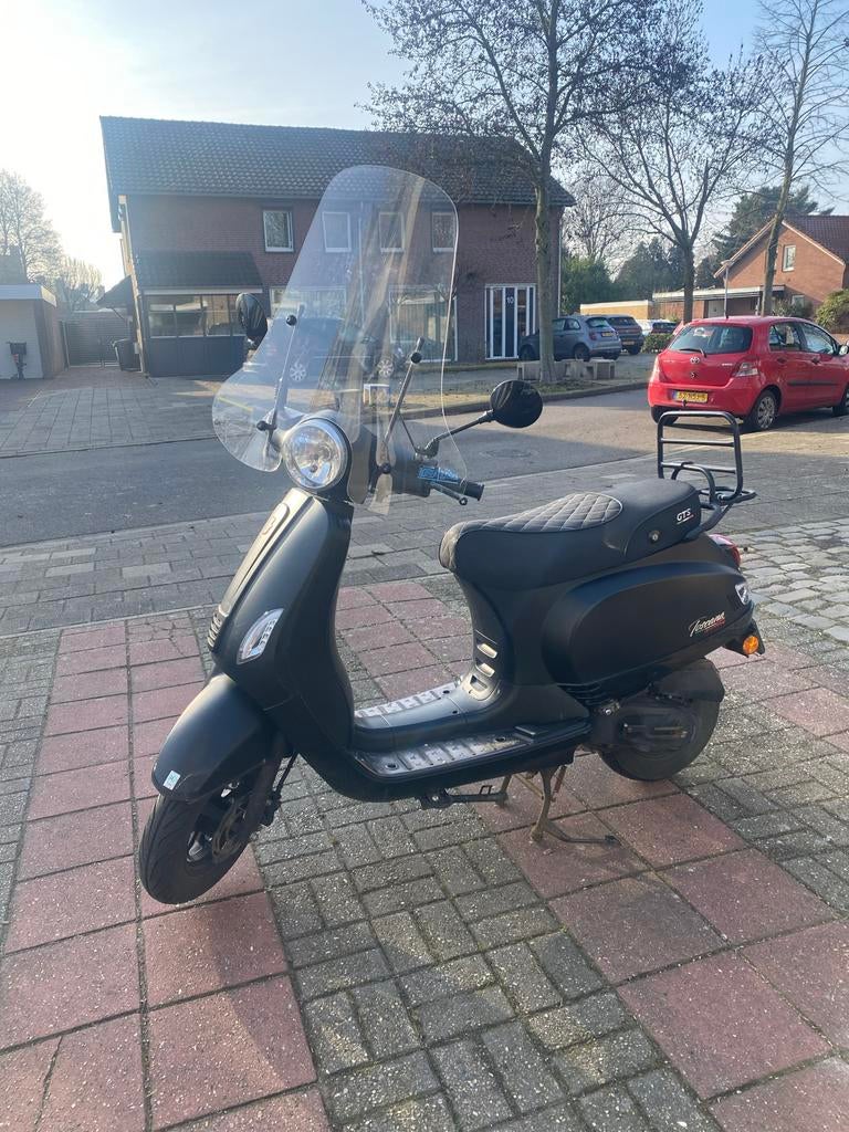 Zwarte GTS Toscana Dynamic Scooter 2021 - loopt 50km/u, Ophalen, Gebruikt, Overige typen, Overige merken