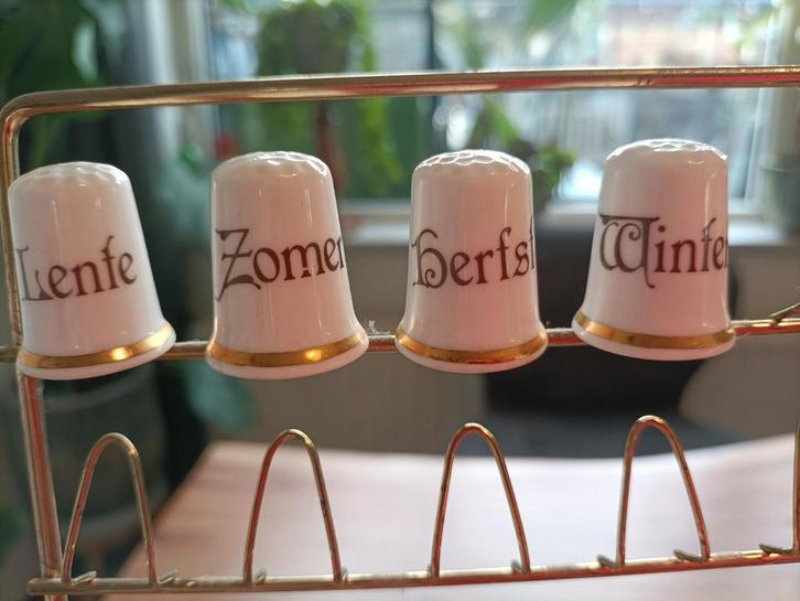 Vingerhoedjes - Jaargetijden Set, Verzamelen, Vingerhoedjes, Gebruikt, Nederland, Porselein, Ophalen of Verzenden