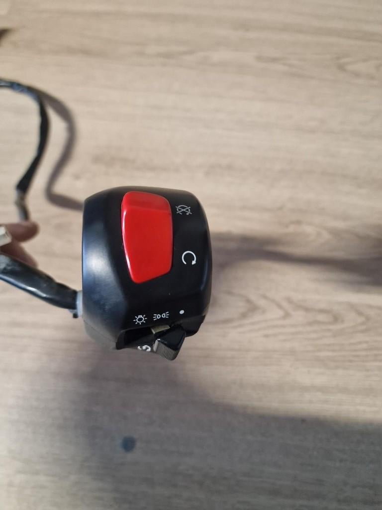 Suzuki AN400 Burgman 2001-2002 stuurschakelaar rechts, Van Kleef Motoren, Gebruikt, Dorsvloerweg 419, 2661MN Bergschenhoek, Ophalen of Verzenden