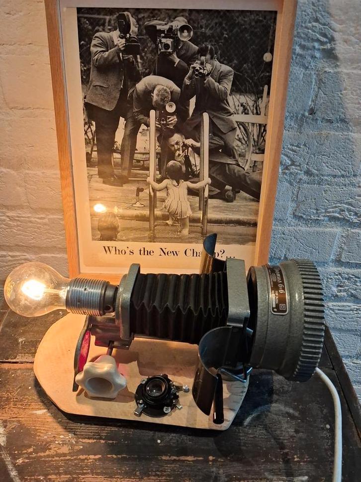Tafellamp gemaakt van een vintage foto vergroter lens, Huis en Inrichting, Lampen | Tafellampen, Nieuw, Minder dan 50 cm, Hout