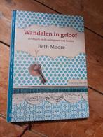 Beth Moore - Wandelen in geloof, Boeken, Godsdienst en Theologie, Ophalen of Verzenden, Zo goed als nieuw, Beth Moore
