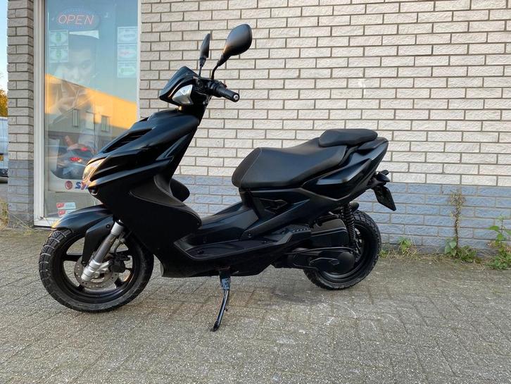 DIKKE YAMAHA AEROX R 45KM BROM MAT BLACK BJ2020 7000KM, Fietsen en Brommers, Brommers | Tuning en Styling